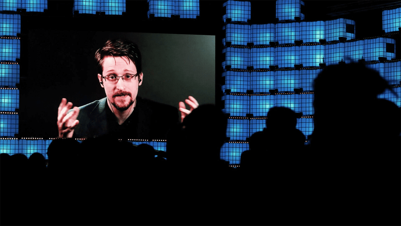 Сноуден пошутил о секретных материалах Байдена