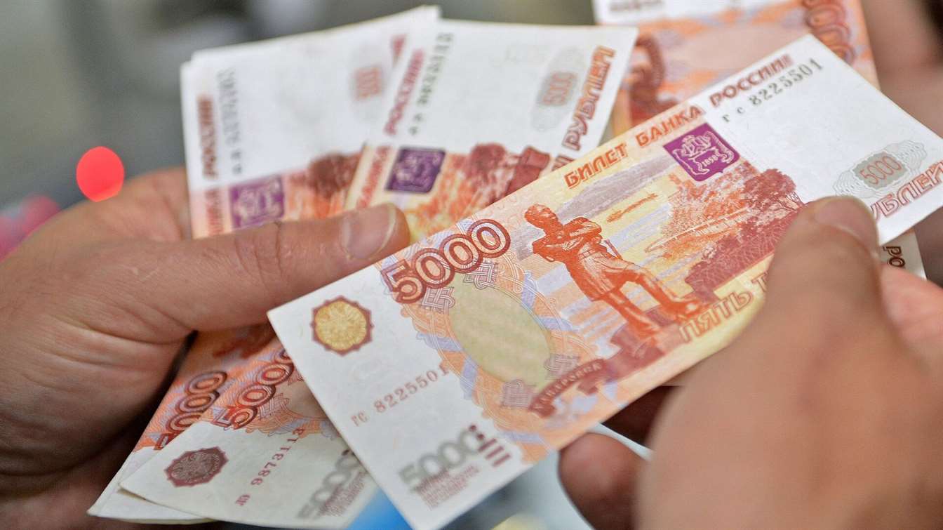 Доля россиян с ежемесячным доходом от 100 тысяч рублей увеличилась на треть