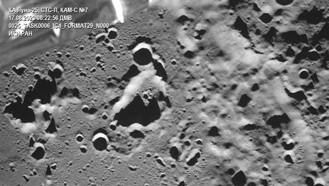 Российская лунная станция сфотографировала уникальный кратер на обратной стороне Луны