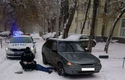 Хотел скрыться . В Екатеринбурге полиция со стрельбой задержала ранее судимого лихача