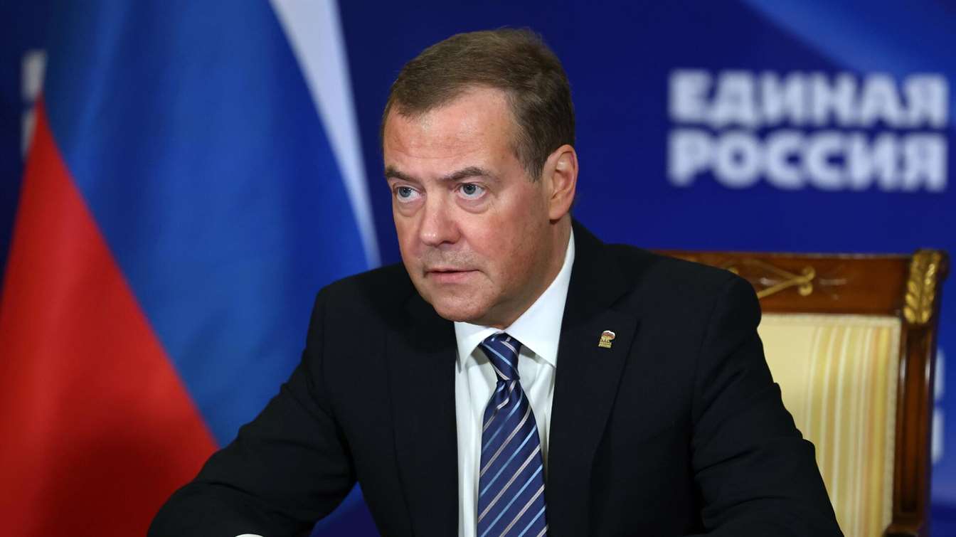 Медведев: с начала года в вооруженные силы поступили 280 тысяч контрактников