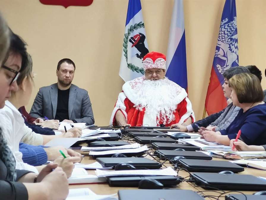 Мэр Саянска провел последнее в году совещание в костюме Деда Мороза