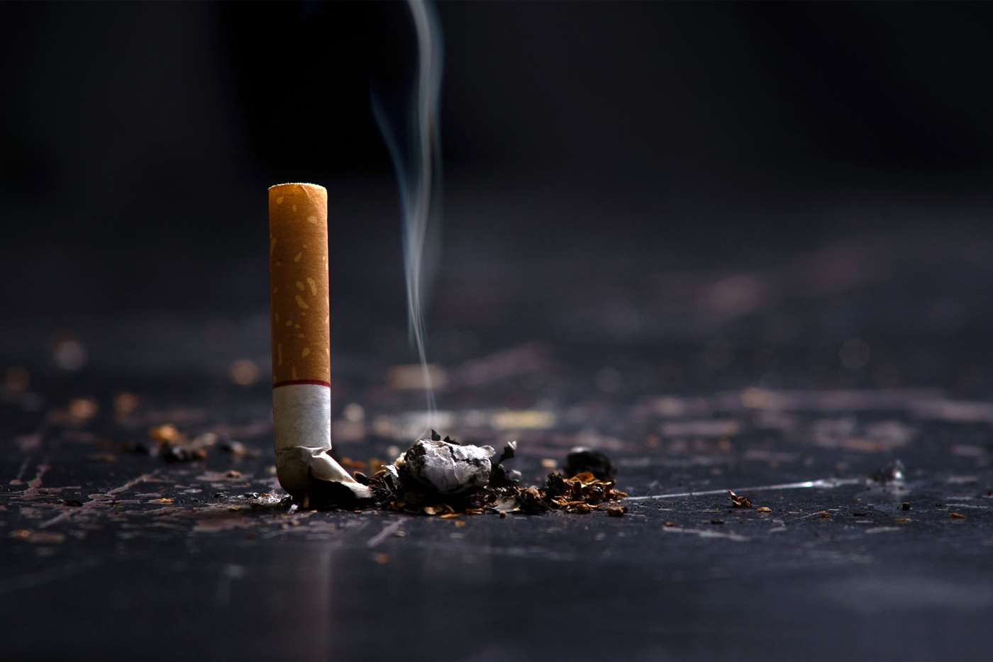 Депутат Госдумы предложил запретить продажу сигарет на заправках