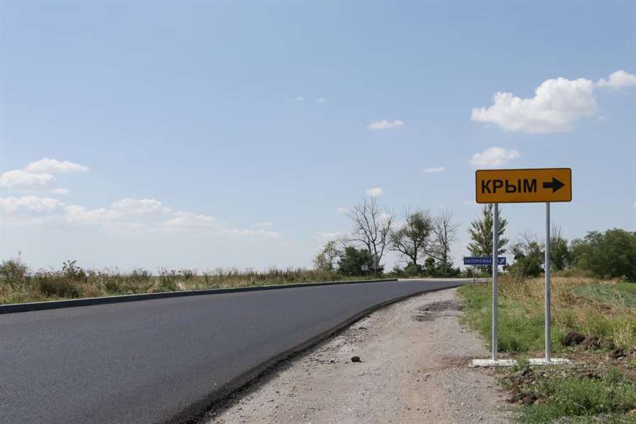 Дорожники ДНР отремонтировали 60 км автотрассы в Крым за 3 месяца