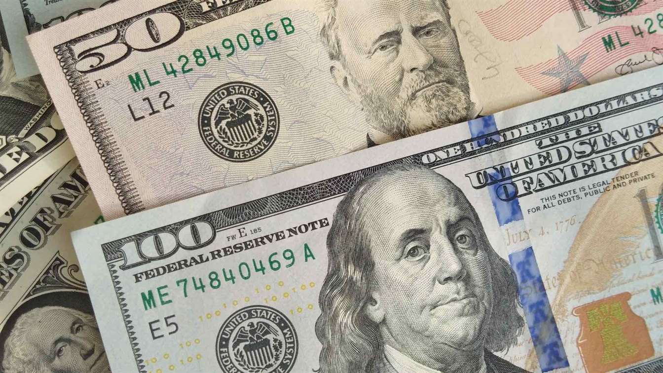 Доля доллара в международных расчетах достигла рекордного уровня
