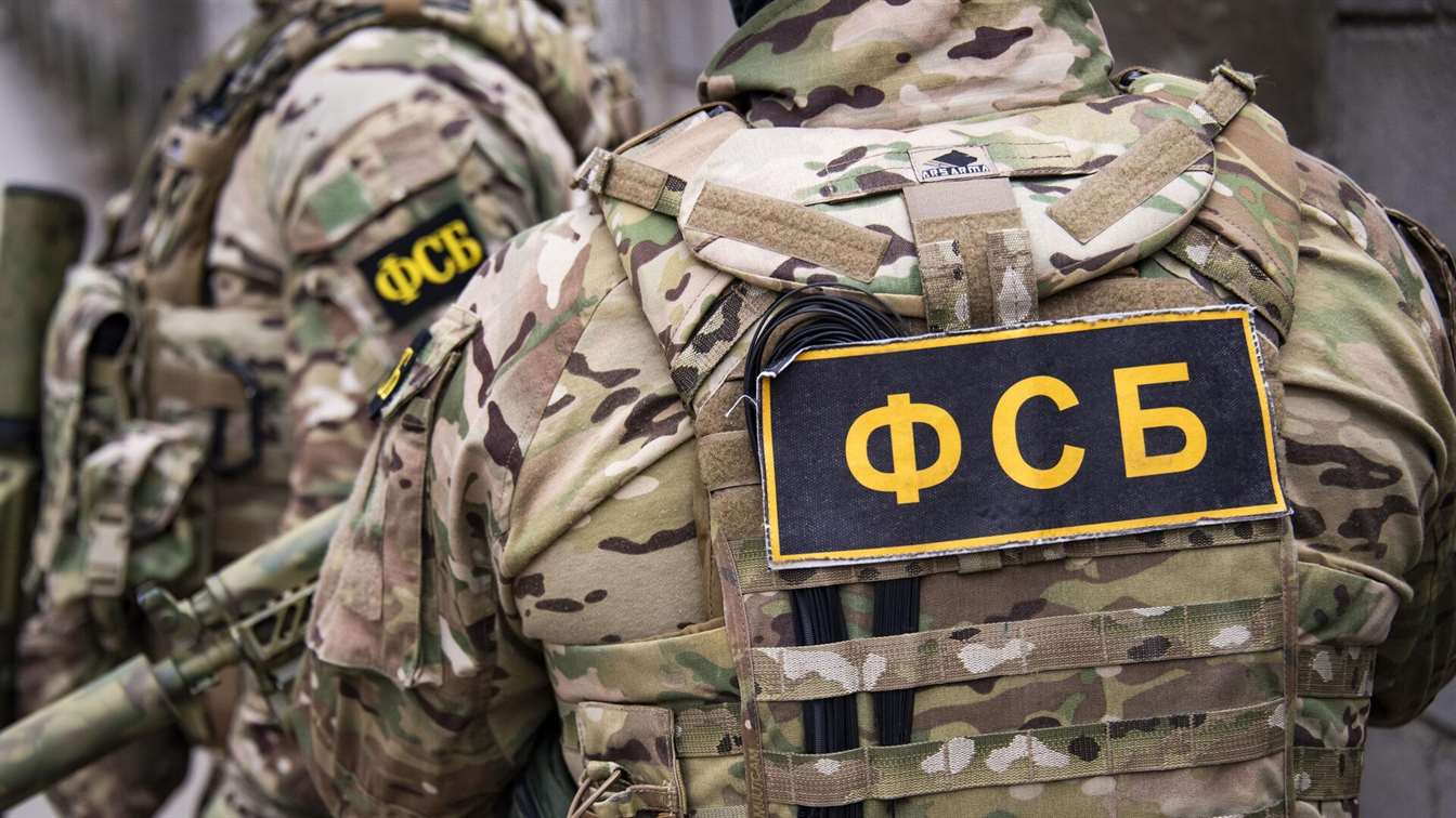 Завербованного россиянина задержали при попытке поджечь релейный шкаф