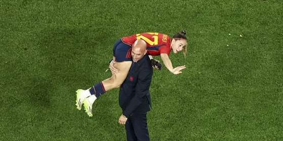 ФИФА отстранила главу испанской футбольной федерации за поцелуй с игроком сборной