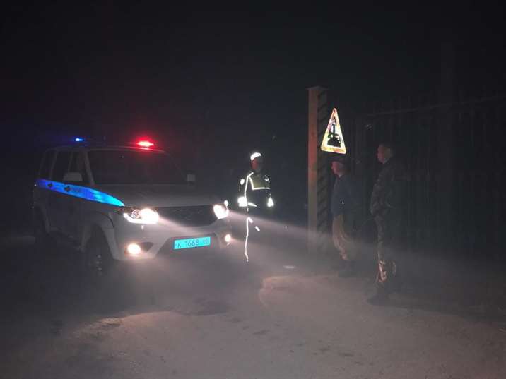 Свердловская полиция перекрыла дорогу в поселке Первомайский из-за сильного пожара