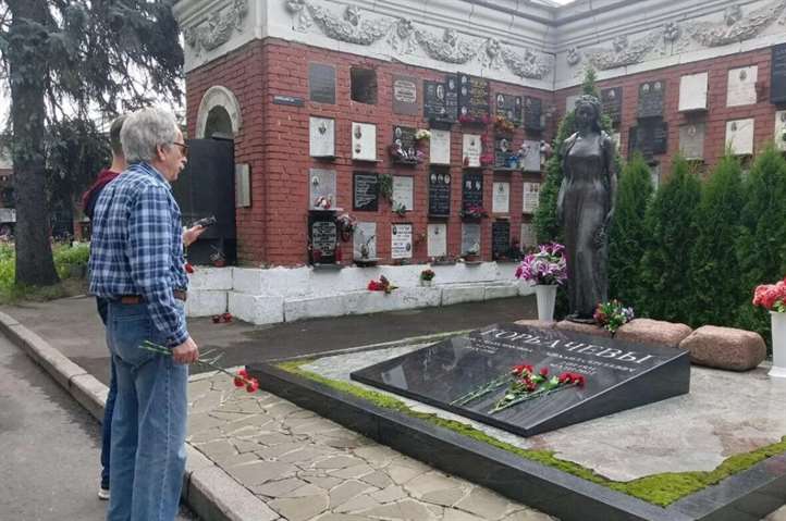 Москвичи возложили цветы к могиле Горбачева в годовщину его смерти