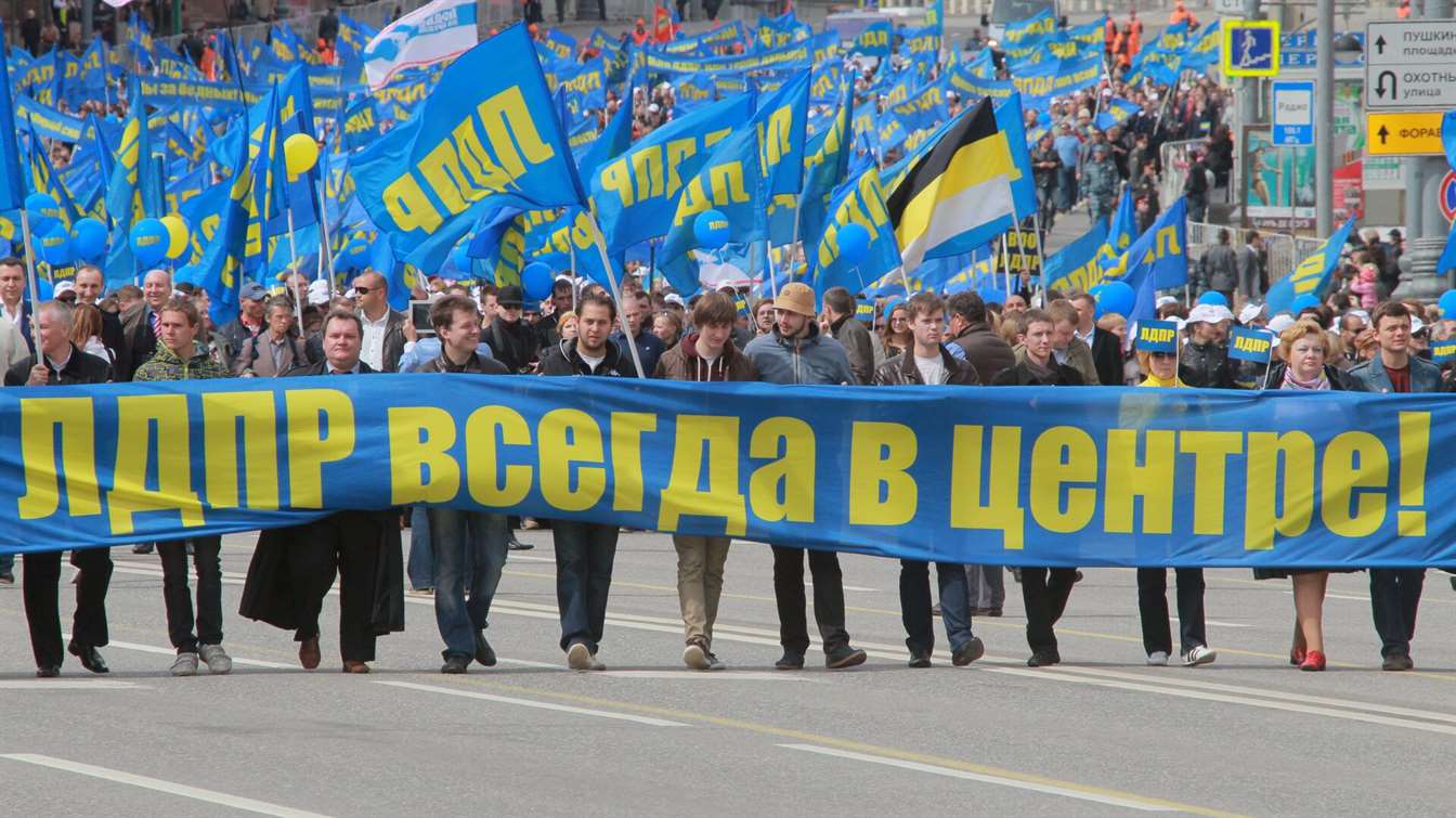 ЛДПР не собирается менять цвета партийного герба из-за якобы его схожести с флагом Украины