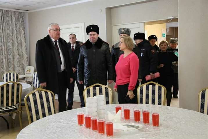 Глава свердловского МВД Александр Мешков проверил условия жизни вынужденных переселенцев из зоны СВО