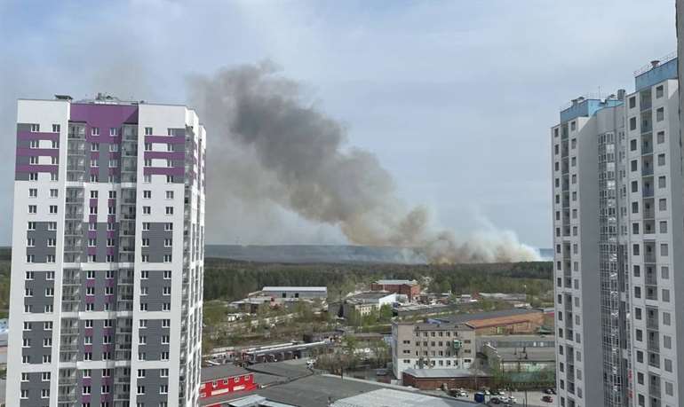В Екатеринбурге вспыхнули два крупных пожара