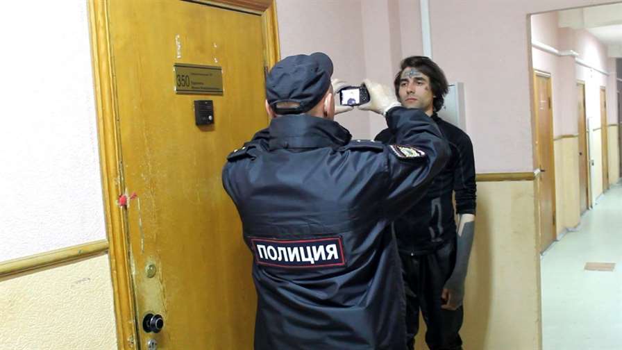 Торнадо в голове! Свердловская полиция задержала тату-мастера, работавшего на мошенников