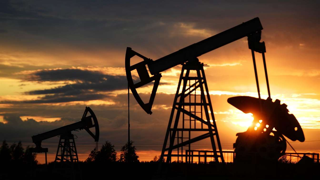 Опек понизило добычу нефти и ударило по США