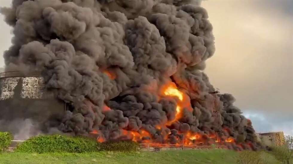 В Севастополе произошел крупный пожар на нефтебазе после атаки украинских беспилотников