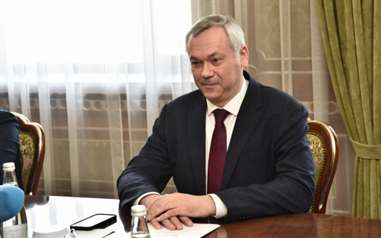 Губернатор Новосибирской области Андрей Травников поздравил лучших педагогов региона