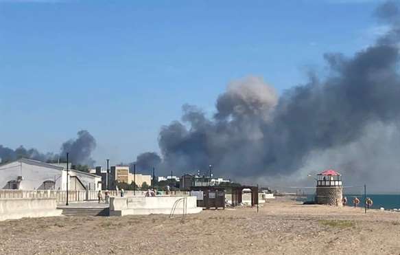 Детонация нескольких авиационных боеприпасов стала причиной взрыва на территории аэродрома «Саки» в Новофёдоровке, сообщили в МО РФ