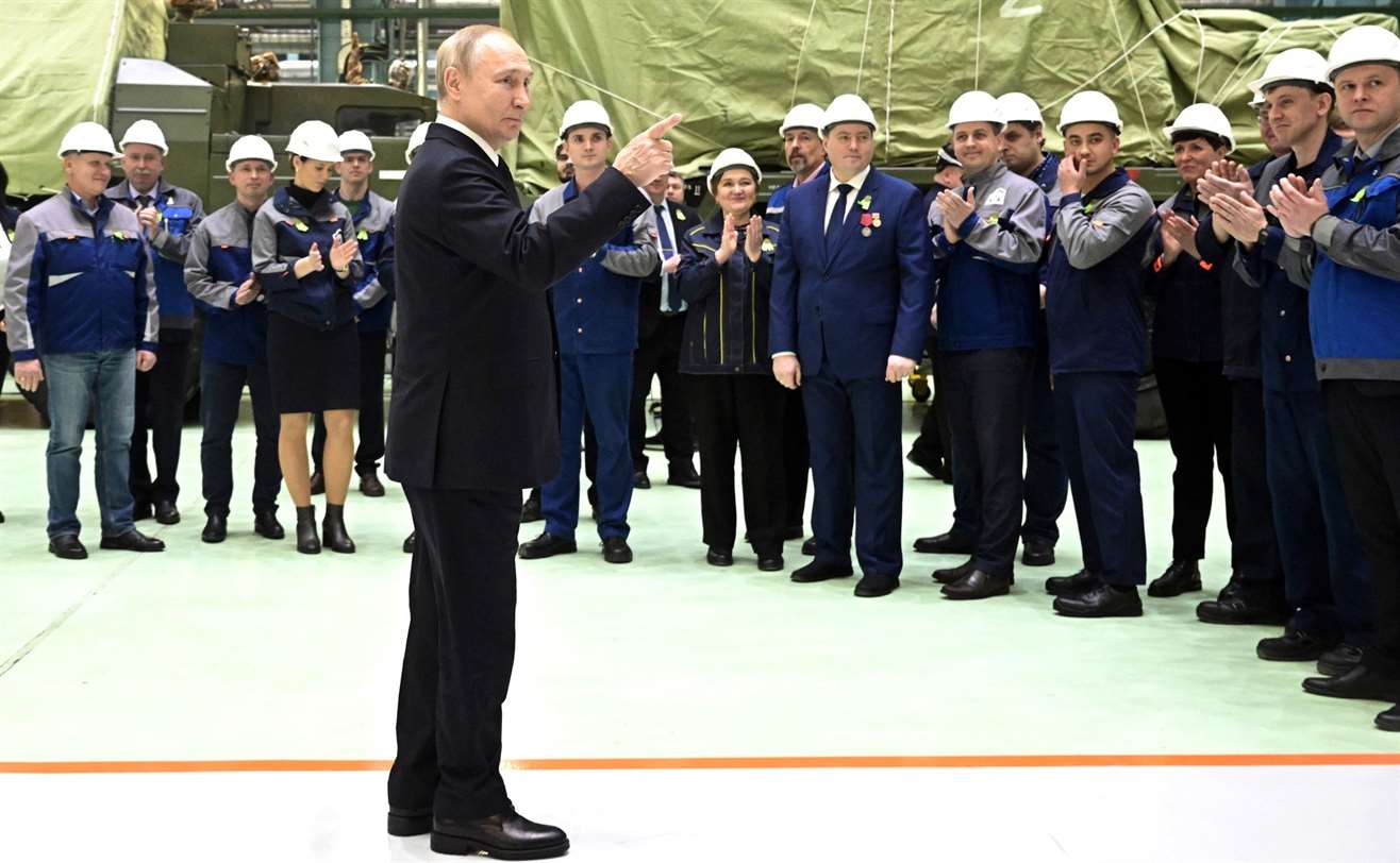 Путин намерен освободить от призыва работников ОПК