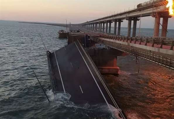 На Крымском мосту взорвали грузовой автомобиль. Пожар уже потушен