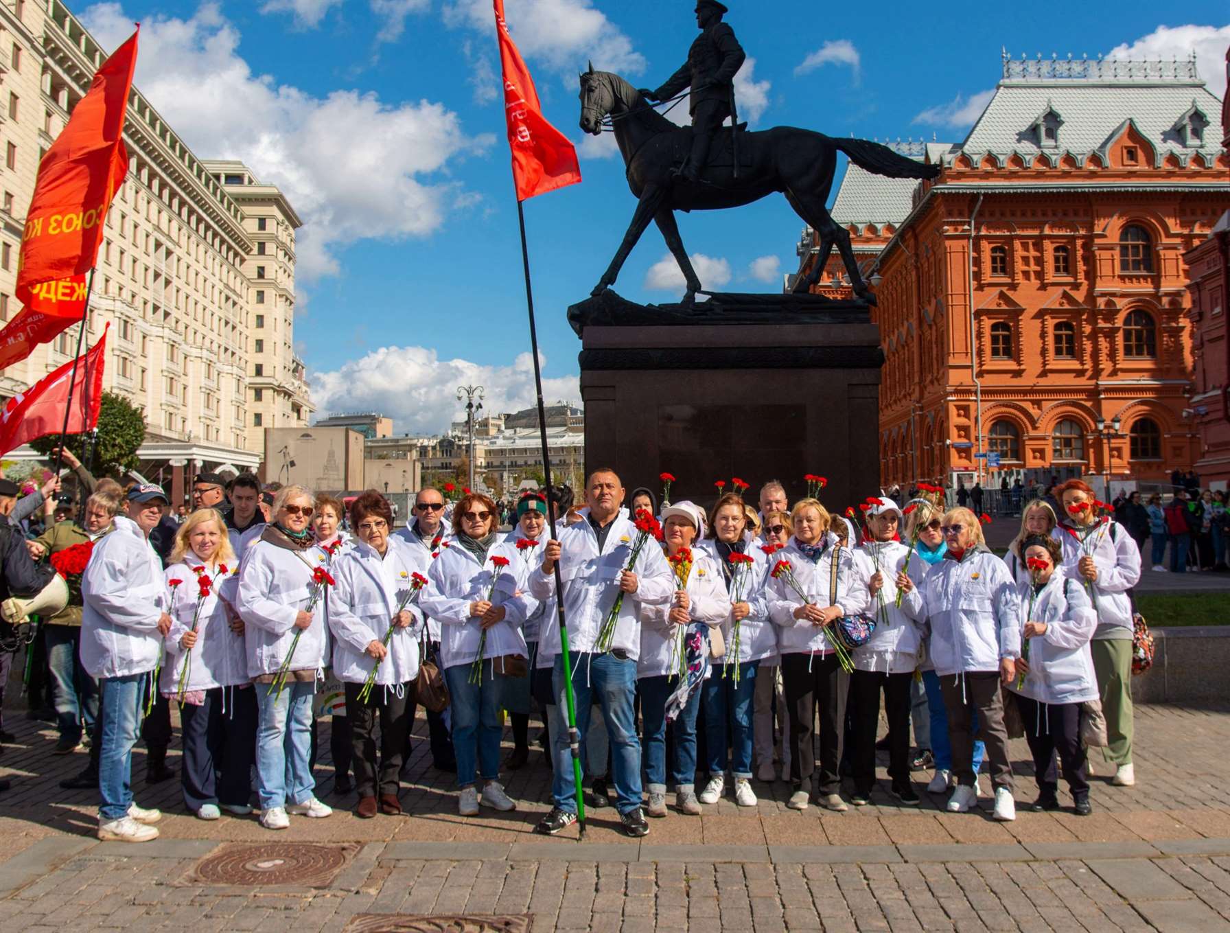 Активисты ПАРТИИ ДЕЛА в Москве возложили цветы в память об окончании Второй мировой войны