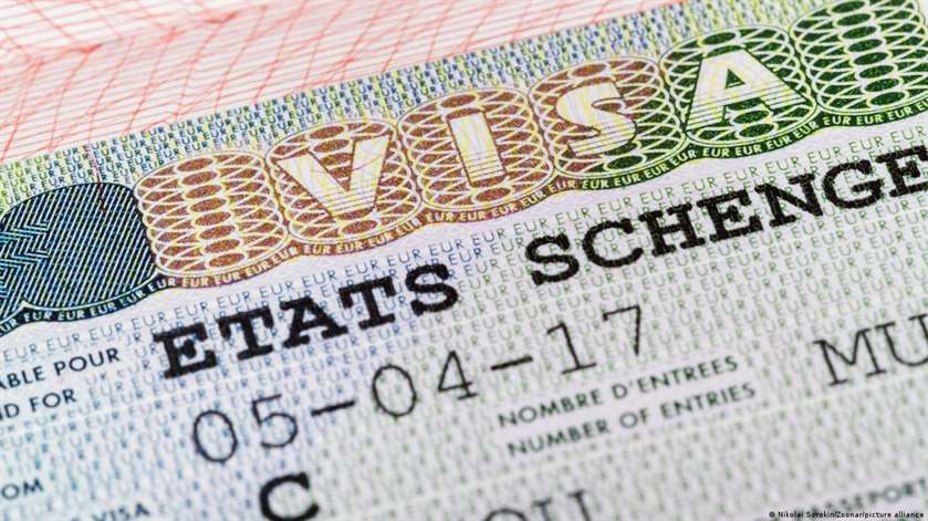 Ряд европейских стран перестал принимать документы на получение визы от россиян