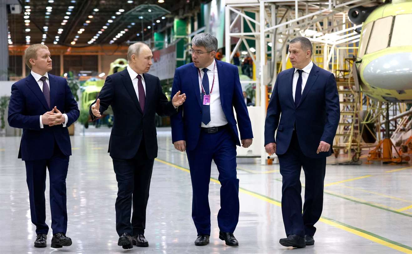 Путин в Улан-Удэ на авиационном заводе высказался об экономическом суверенитете и зарплатах россиян