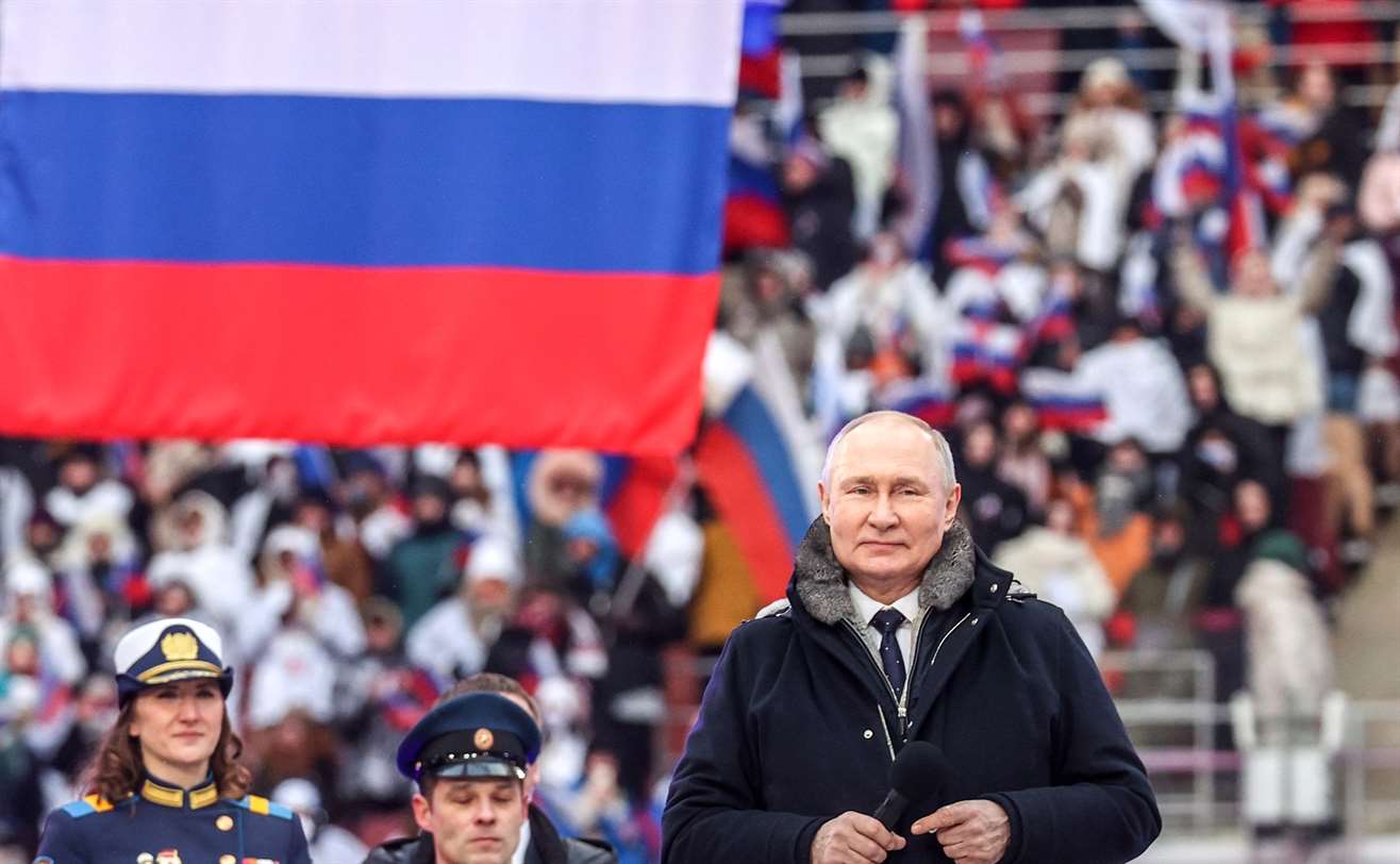 Путин поздравил военных и россиян с Днем защитника Отечества