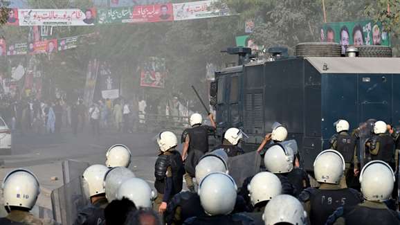 В Карачи начались столкновения сторонников Хана и полицией