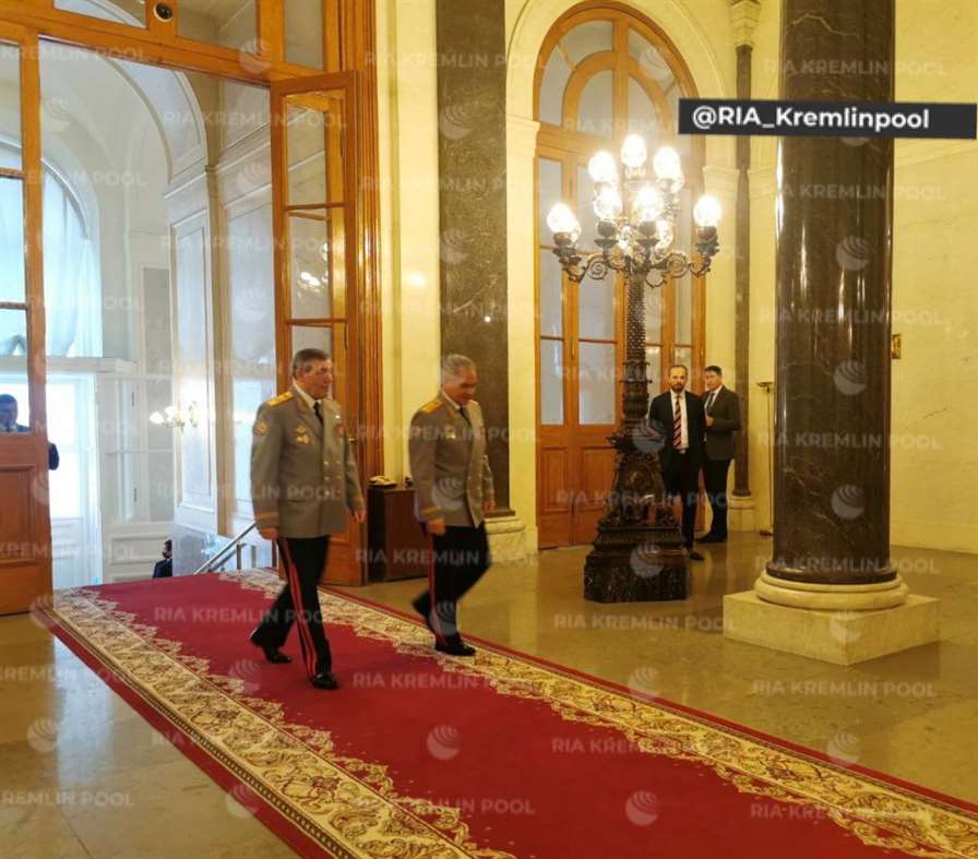 Шойгу и Герасимов в парадных мундирах замечены на церемонии вручения медалей «Золотая Звезда» в Кремле
